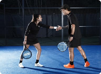 Jugadores de pádel saludándose después de un partido